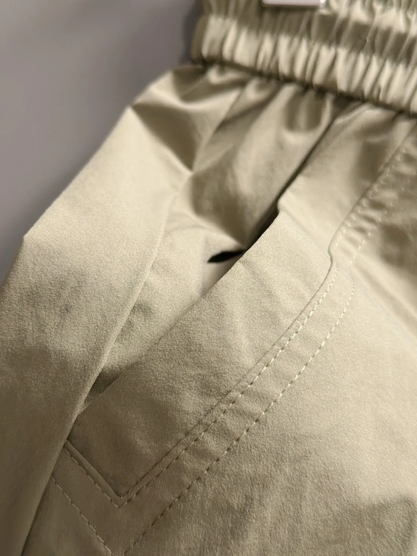 Burberry's 2026 spring and summer New Arrival elasticated casual shorts, made from counter-customized fabrics, Breathable, high comfort, impeccable details, brand element design concept, reflecting high quality. It feels delicate and soft! It presents a casual cut and the upper body shape is great! Sizes:M-4XL